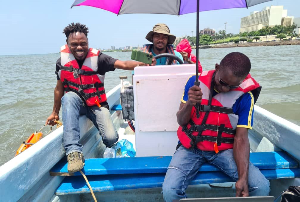 Équipe de Somme Up Services en mission de mesure sur une embarcation, au large de Libreville