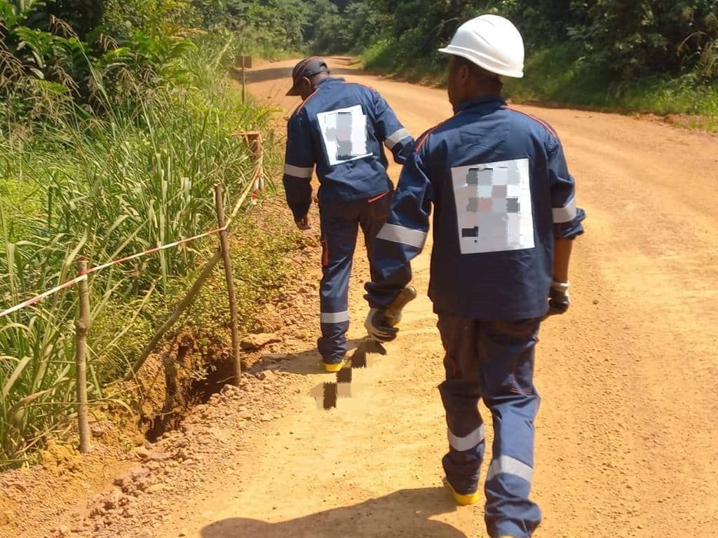 Techniciens de Somme Up Services en tenue de sécurité sur une piste forestière au Gabon