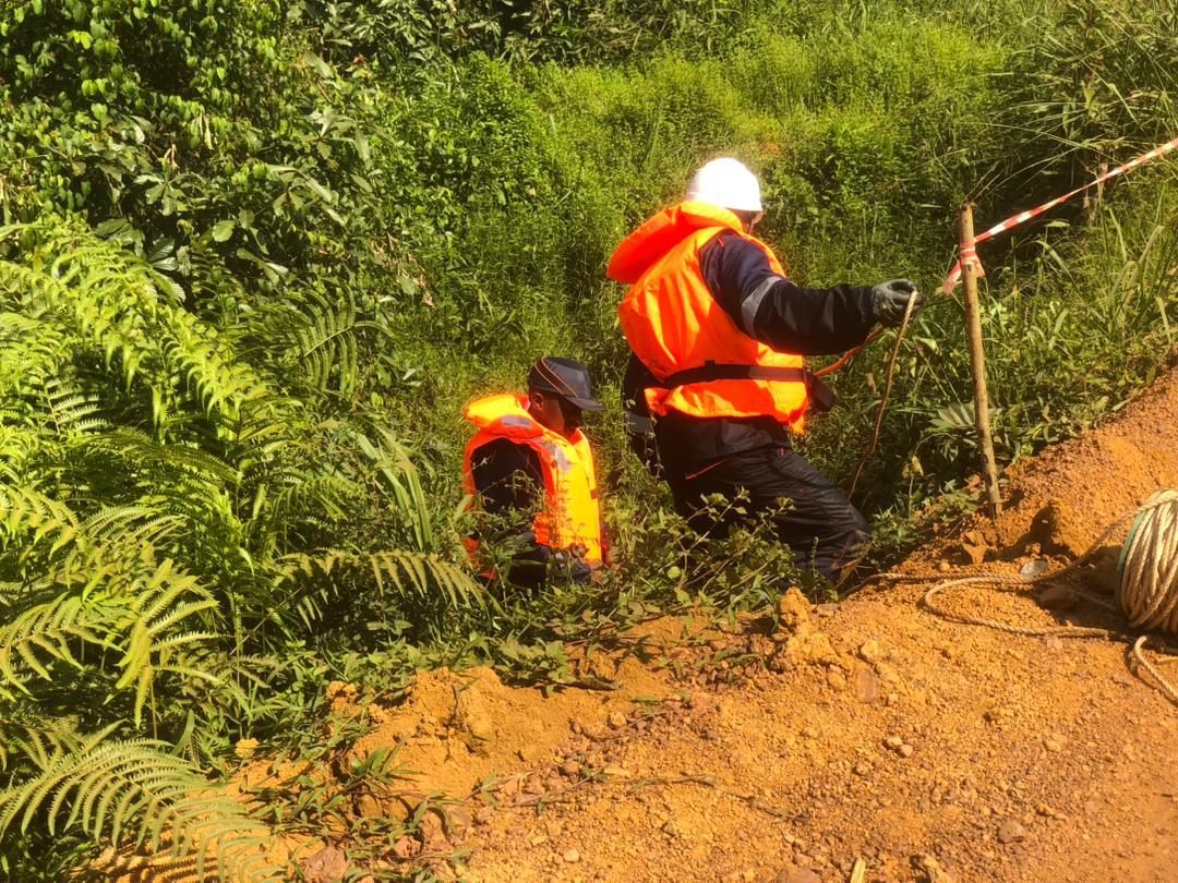 Équipe de Somme Up Services installant un dispositif de mesure sur la berge d'un cours d'eau