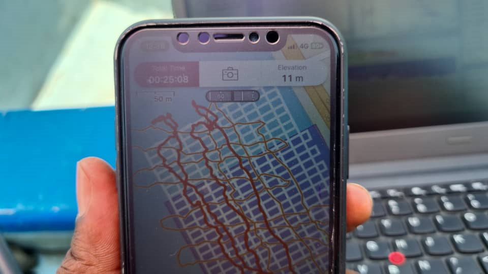 Relevé de trajectoires GPS affiché sur un terminal mobile lors d'un levé de terrain